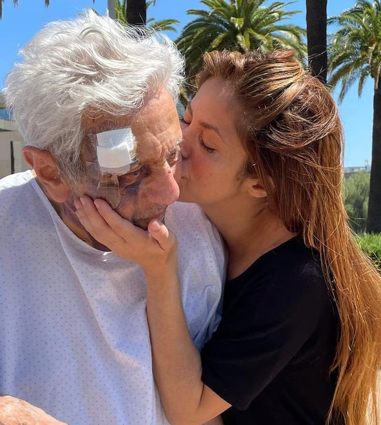 Emotiva postal de Shakira dando un beso a su padre William Mebarak, cuando el hombre estuvo hospitalizado tras una caída en el 2022.