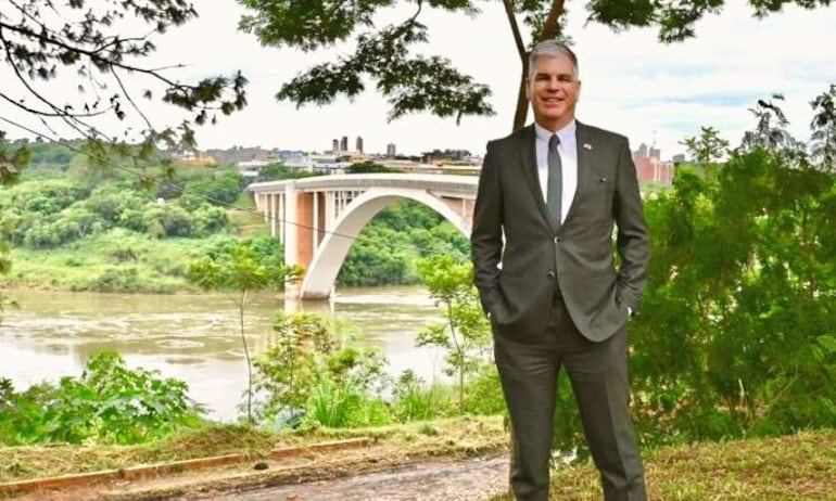 El embajador de EEUU Marc Ostfield, en la zona de la triple frontera, donde opera Tabesa.