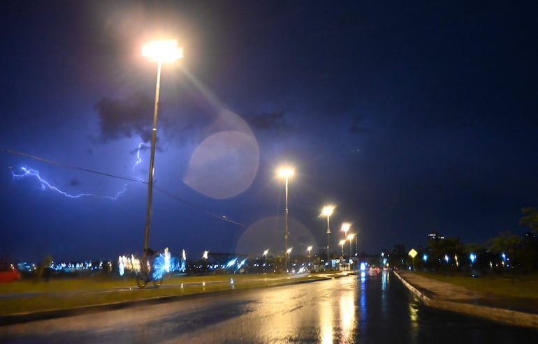 Tormentas siguen desarrollándose sobre el país esta Nochebuena.