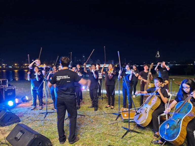 La Orquesta de Instrumentos Reciclados de Cateura brindó una presentación musical.