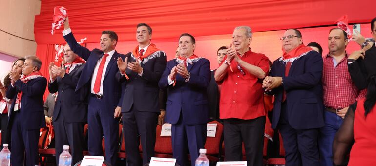 Pedro Alliana, Santiago Peña, Horacio Cartes, Juan Carlos Galaverna, José Alderete, en la Convención Colorada.