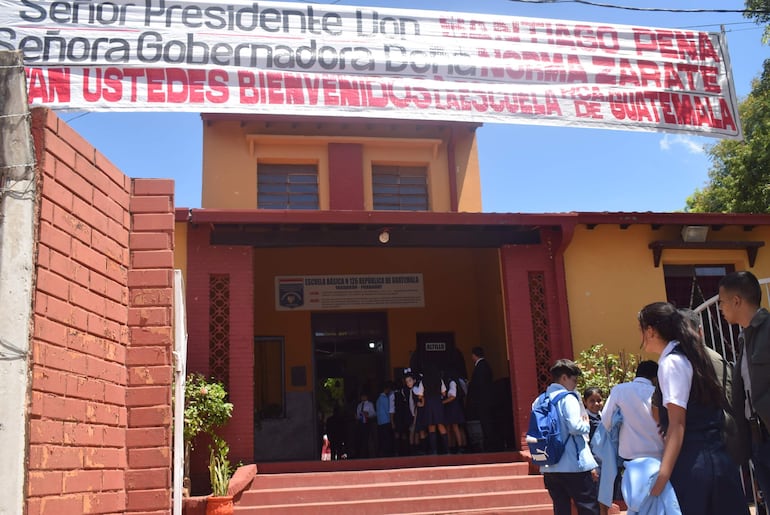 Pasacalle instalado en el acceso a la escuela República de Guatemala para "adular" a las autoridades nacionales y departamentales, como en la viaja época. La institución necesita un nuevo transformador para soportar la carga eléctrica de las instalaciones. En las aulas ni siquiera pueden usar ventiladores en esta temporada de calor extremo.