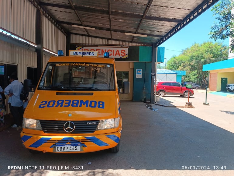 Acceso al Hospital Regional de Luque, al momento de la llegada del sobreviviente de la caída de una avioneta este sábado cerca del peaje de la ruta Luque - San Bernardino.