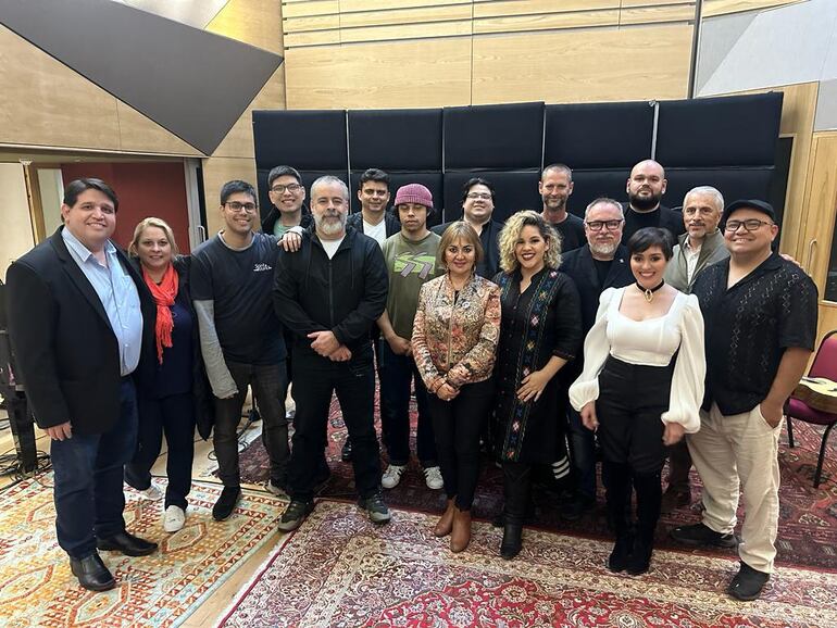 Sergio Cuquejo (izquierda) y los artistas que formaron parte de la grabación de "Guaranias en el estudio 3", en el interior de los estudios Abbey Road de Londres.