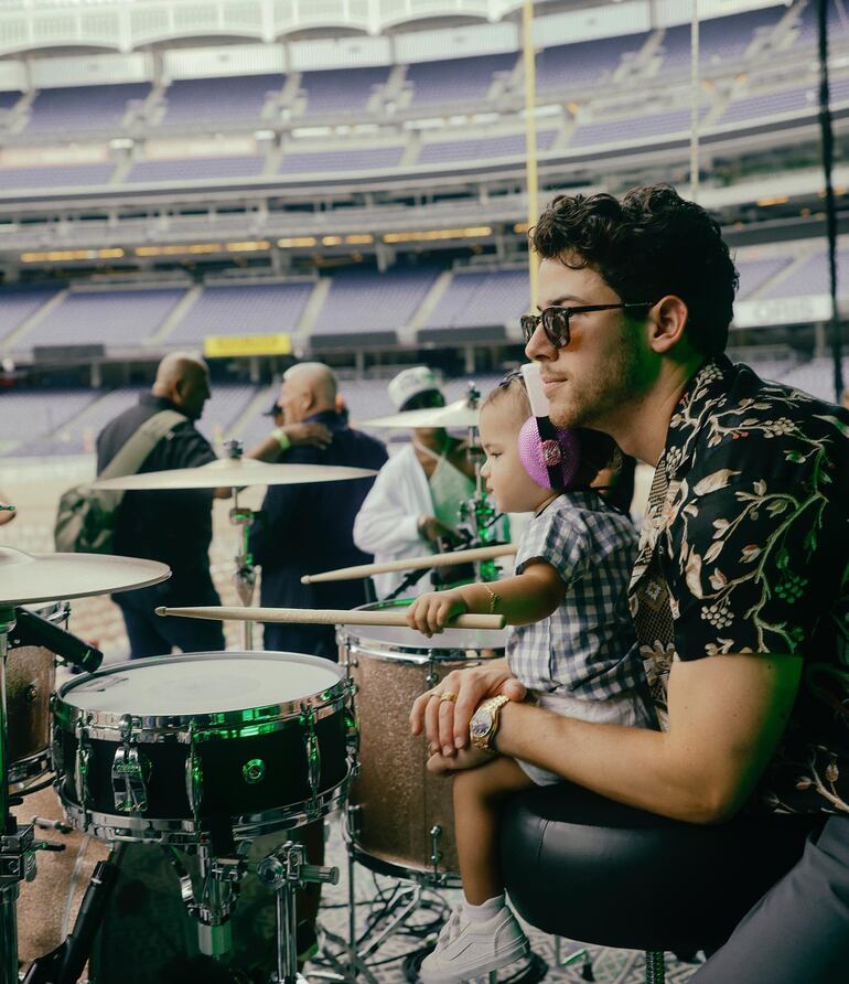 Nick Jonas con su hija Malti en la prueba de sonido. (Instagram/Nick Jonas)