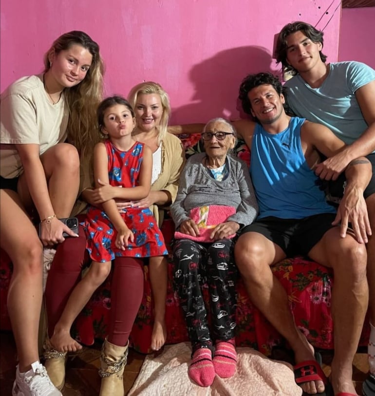 Nelson Haedo Valdez, Tynka, Noemí, Leonie y Samuel rodeando a la dulce abuelita Dora. (Instagram/Nelson Haedo Valdez)