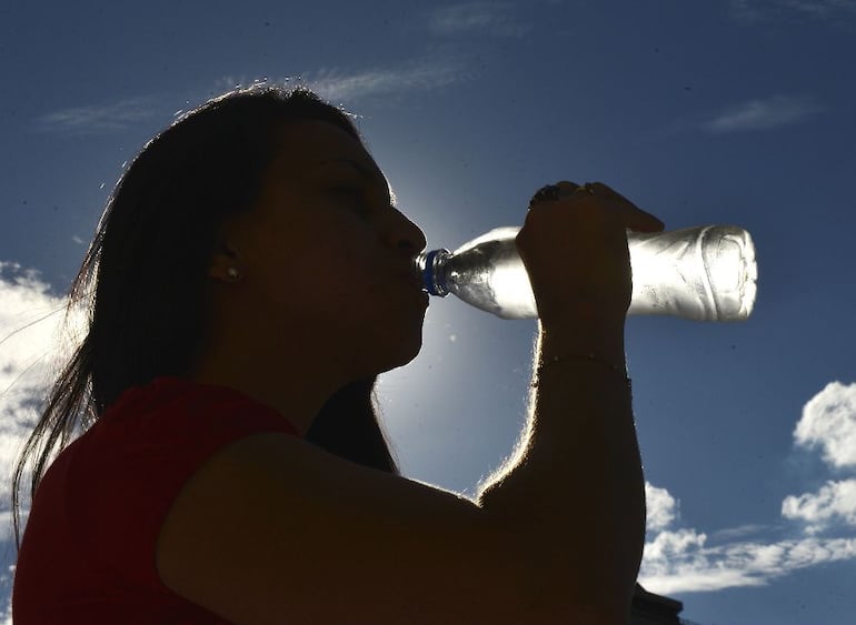 Se debe beber agua constantemente, afirma Salud Pública. 