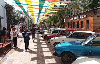 El Paseo Bicentenario de la ciudad de San Lorenzó quedó lleno de vehículos antiguos que fueron expuestos para el disfrute de la ciudadanía.