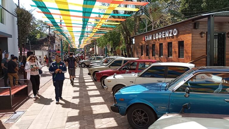 El Paseo Bicentenario de la ciudad de San Lorenzó quedó lleno de vehículos antiguos que fueron expuestos para el disfrute de la ciudadanía.