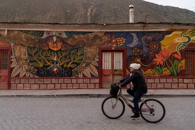 Un mural en Diaguitas, Vicuña (Chile). En pleno debate sobre el turismo de masas y sus perniciosos efectos en el medioambiente y la convivencia, la ciudad de Vicuña, instalada en el corazón del valle de Elqui, apuesta por el turismo de pausa, convertida en un refugio para mochileros y viajeros de espíritu libre que buscan sumergirse en una experiencia donde cuerpo y mente se alinean con el entorno natural.