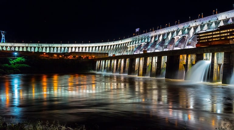 Desde mañana viernes los visitantes podrán apreciar la Iluminación Monumental en la represa de Itaipú.