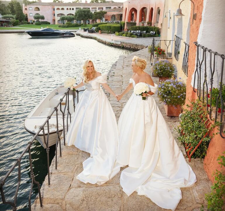 Rebel Wilson y Ramona Agruma unieron sus vidas en matrimonio en Cerdeña, Italia.