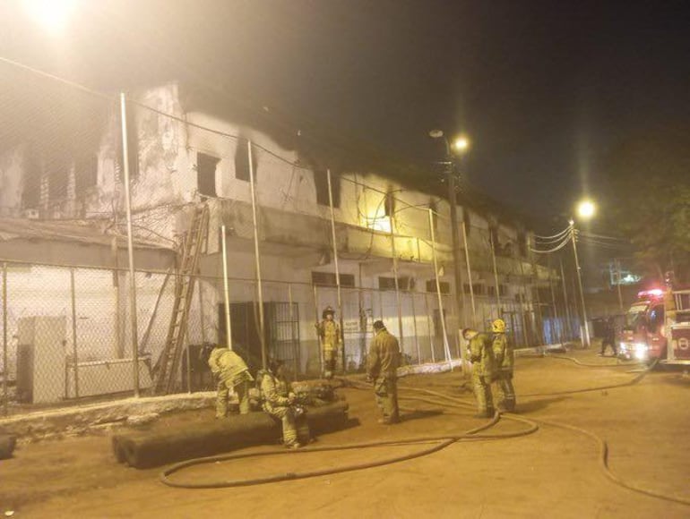 Bomberos trabajando el domingo fuera de la Penitenciaría Regional de Ciudad del Este.