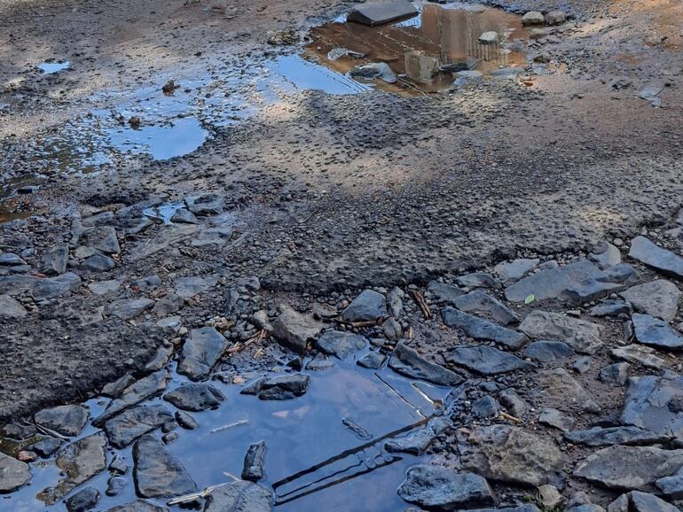 Caño roto en las calles Juan María Vianney y Amancio González.