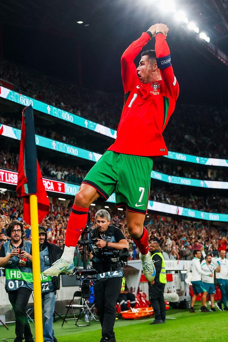 Cristiano Ronaldo sigue batiendo récords dentro y fuera de la cancha. (EFE/EPA/JOSE SENA GOULAO)
