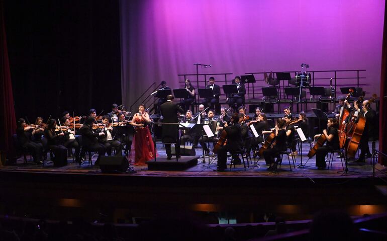 La cantante rumana Cristina Bitiusca acompañó a la OSN con su voz para interpretar un par de guaranias.