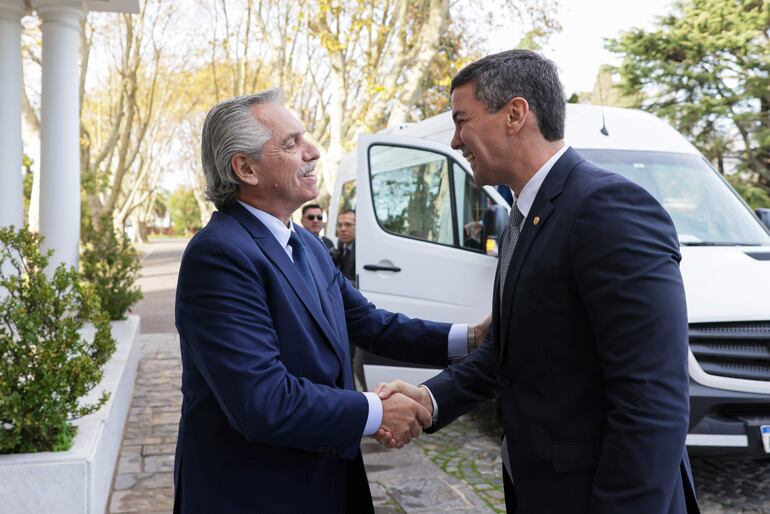 El mandatario argentino Alberto Fernández (i) recibe al presidente electo de Paraguay, Santiago Peña, en la residencia presidencial de Olivos (Argentina). (EFE)