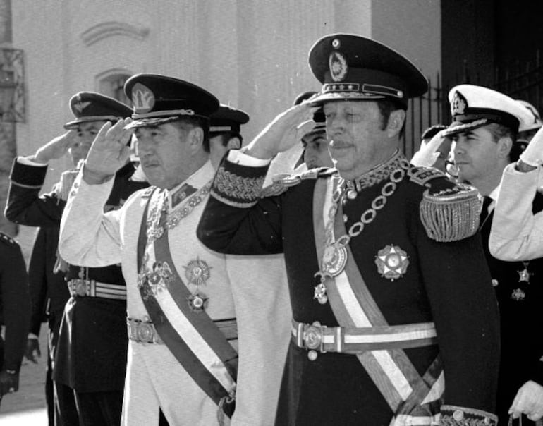 Los dictadores Alfredo Stroessner (d) y Augusto Pinochet (i).