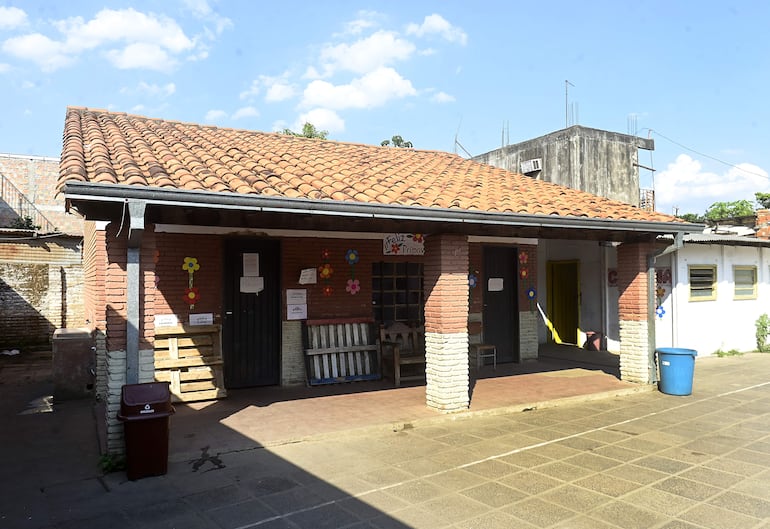 En Sotero Colmán transformaron la biblioteca en un comedor para niños y niñas matriculados al centro escolar, ante la falta de espacios.