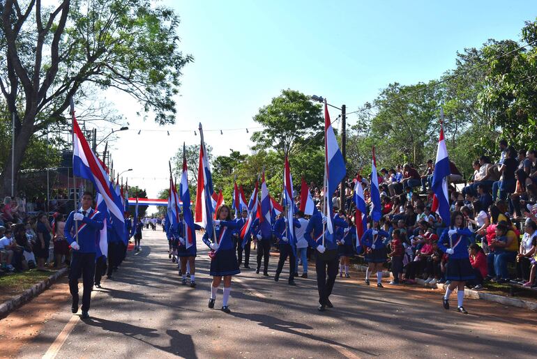 Estudiantes de distintas instituciones participaron del desfile por los 31 años de distritación de Guayaybí.