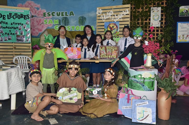 Estudiantes posan en uno de los stands de lectura en la Expo de la escuela Bautista de Herrera.