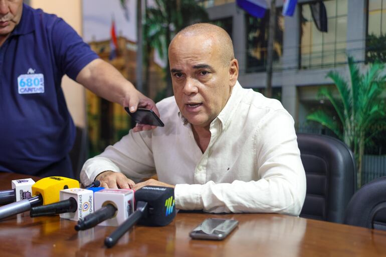 Basilio "Bachi" Núñez (ANR, HC), presidente de la Cámara de Senadores, en conferencia de prensa.