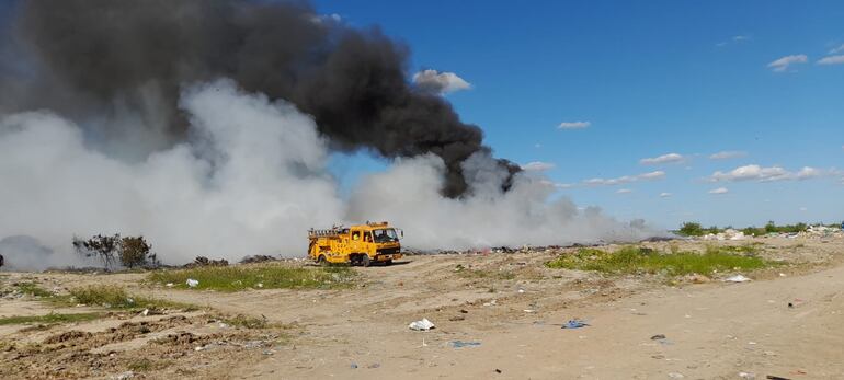 Arde el vertedero municipal de Pilar y genera peligro en la ruta PY 19