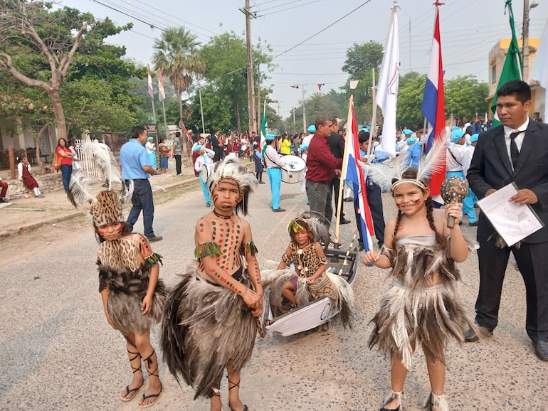 Niños escolares de la comunidad de los Ishir también presentes en el desfile estudiantil.