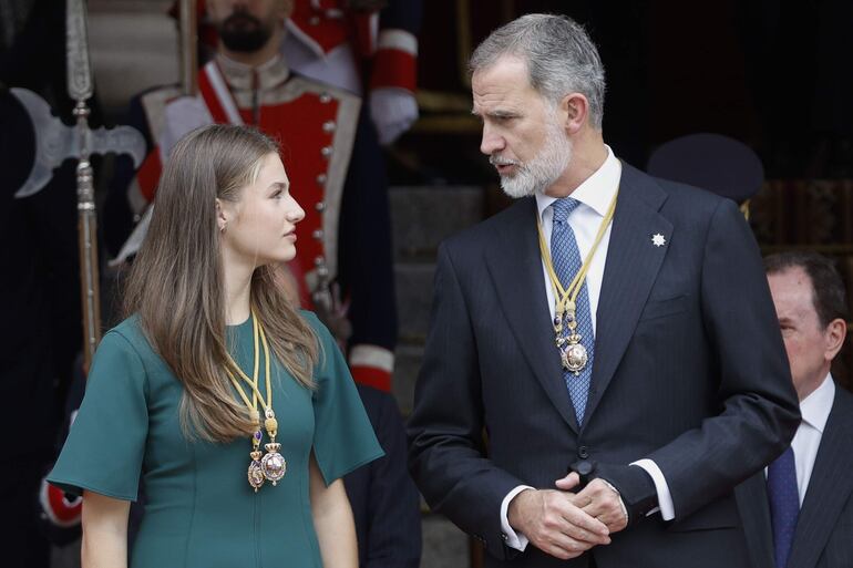 El rey Felipe conversa con la princesa Leonor durante el desfile de tropas tras la solemne apertura de la XV Legislatura, en una sesión conjunta de las Cortes Generales que se celebró en el Congreso. (EFE/Mariscal)
