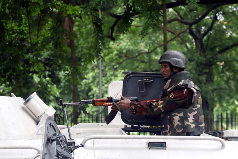 Un soldado monta guardia en Daca, Bangladés, este lunes.