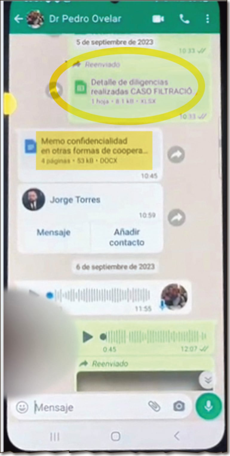 Aparente intercambio de documentos entre Cantero y Ovelar.