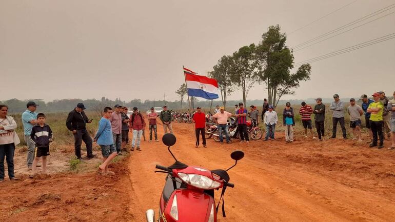 Los lugareños realizaron un cierre simbólico de la ruta que une Yegros con Yuty.