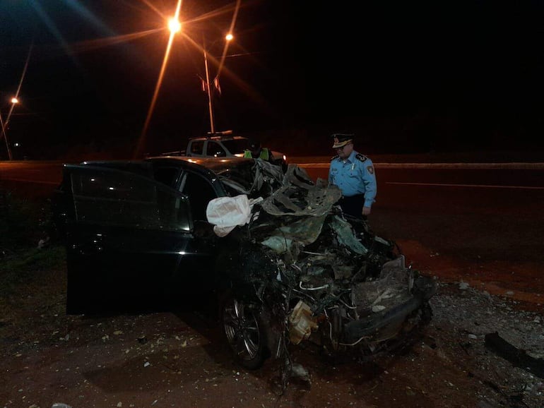 Un agente de la Policía inspecciona el vehículo involucrado en el choque, el pasado domingo en Yuty.