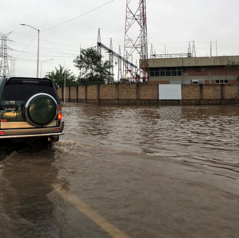 "Palangana" en el acceso a la sub estática de la ANDE.