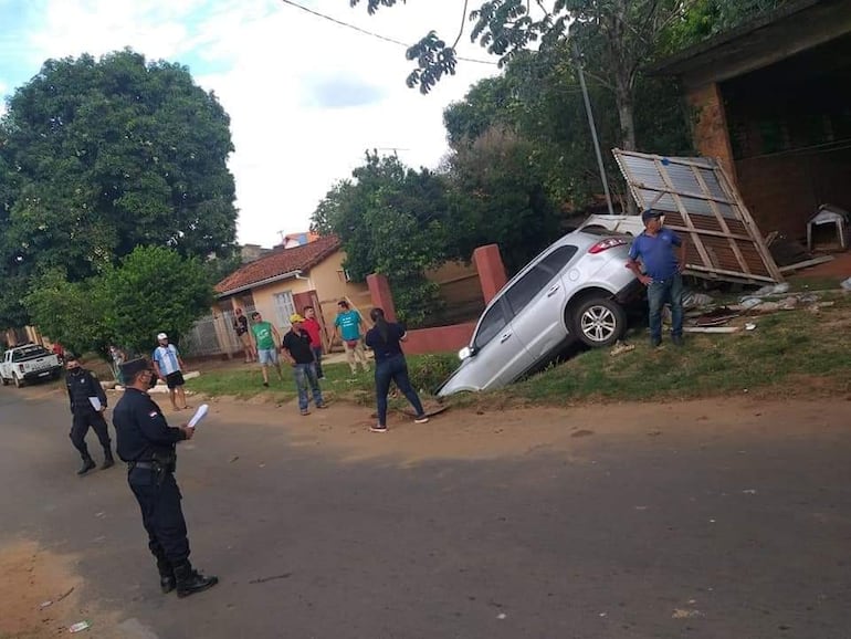 El ebrio salió de su carril y fue a colisionar contra un puesto de ventas.