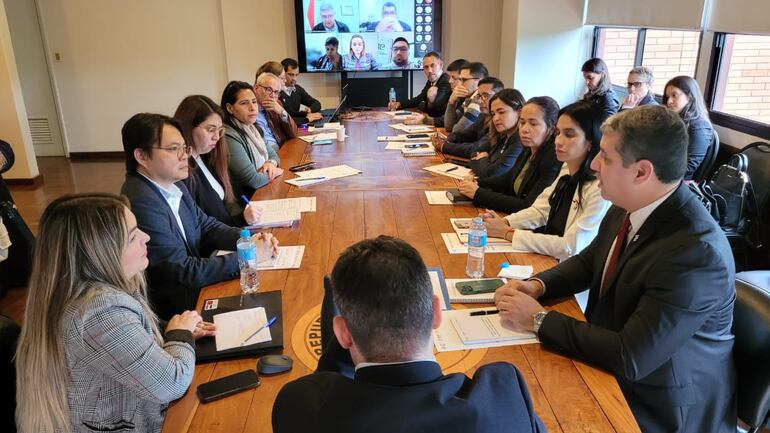 La mesa técnica se realiza en el marco de la creación del Registro de Consultores Empresariales, enmarcado en lo establecido en el art. 17 de la Ley 4457/12 y art. 15 del Decreto 11453.