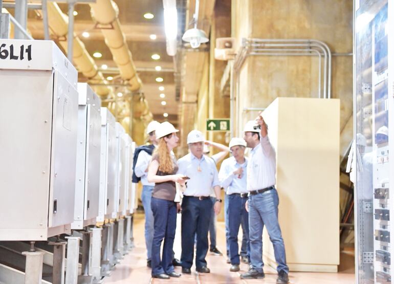 La consejera paraguaya de Itaipú, Dra. María Antonia Gwynn, realizó un recorrido anteayer por la central hidroeléctrica, en la margen derecha.