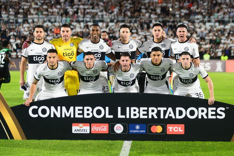 Los jugadores de Olimpia posan hoy para la foto previa al partido de la fase de grupos de la Copa Libertadores contra Atlético Nacional en el estadio Defensores del Chaco, en Asunción, Paraguay.