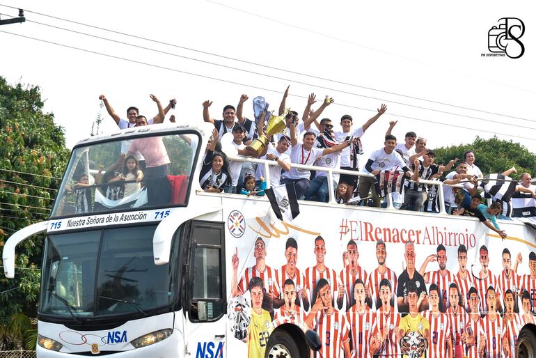 Los integrantes del plantel de Libertad de Cerro León a bordo del "open bus" en el que protagonizaron el hecho que fue viral el fin de semana.