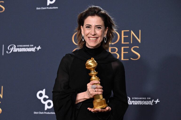 La actriz brasileña Fernanda Torres posa con su Globo de Oro a la Mejor Actriz Dramática por "Aún estoy aquí".