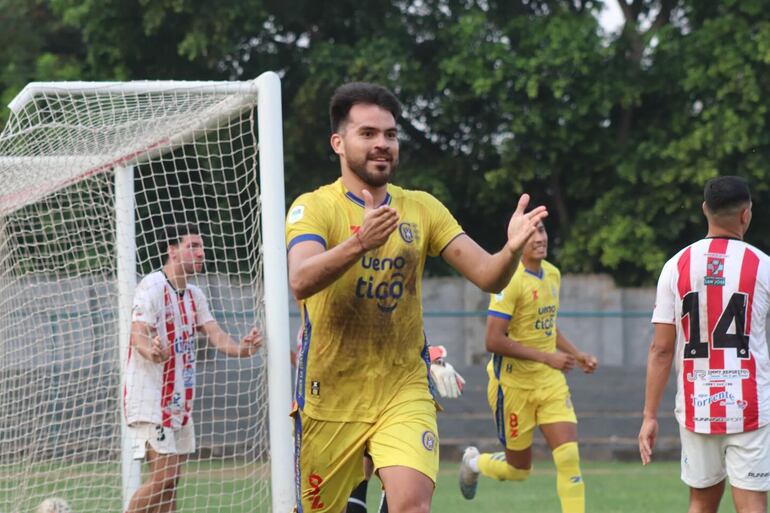 El goleador "escobero", Aldo Torres celebra uno de los dos tantos que marcó ayer, en la victoria del Deportivo Capiatá sobre Sportivo Limpeño. (Foto: APF)