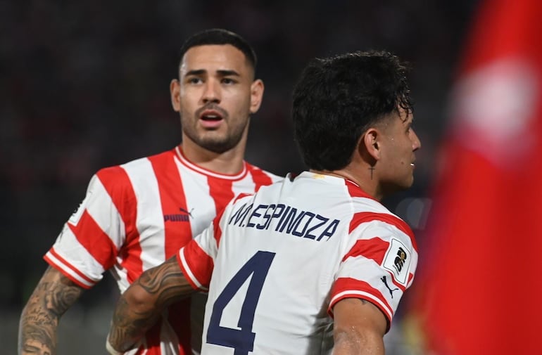 Antonio Sanabria (i), jugador de la selección paraguaya, celebra un gol en el partido contra Bolivia por las Eliminatorias Sudamericanas al Mundial 2026.