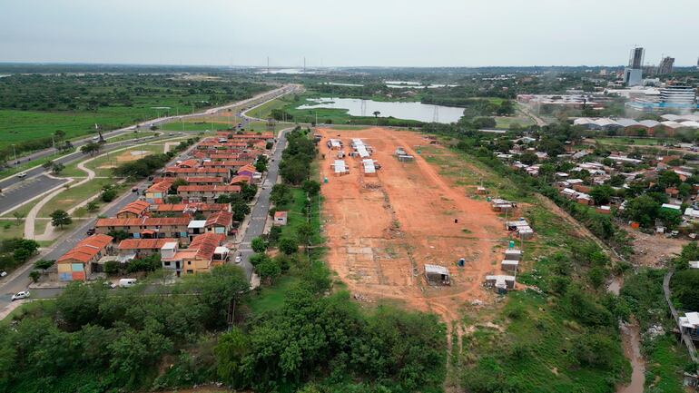 El concejal de Asuncion Alvaro Grau denuncio que el intendente Oscar Nenecho Rodriguez ingreso sobre tablas en la Junta Municipal un pedido para subastar seis hectareas de la Costanera de Asuncion y con este dinero pagar gastos rigidos, salarios y deudas. El pedido ingreso hoy miercoles 16 de octubre de 2024, aunque no estaba en el orden del dia, fue derivado a las comisiones. Captura de imagen de video ABC TV para locales