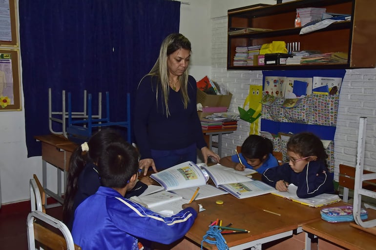 La profesora Patricia Espínola acompaña a un grupo de estudiantes del segundo grado de la escuela básica N° 18 República de Cuba.