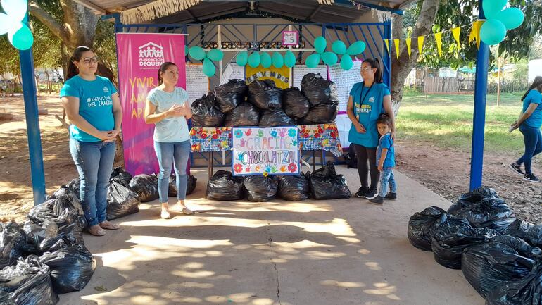 Una de las mamás beneficiadas, Gabriela Bogado, agradece el gesto de la gente de Dequení.