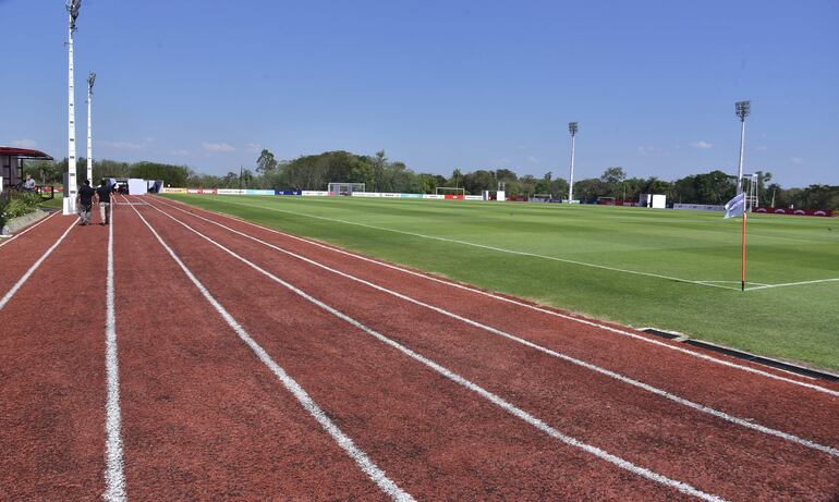 La nueva pista atlética que bordea el campo de entrenamiento con pasto natural, en el Centro de Alto Rendimiento de Ypané. En días más, los futbolistas la pisarán.