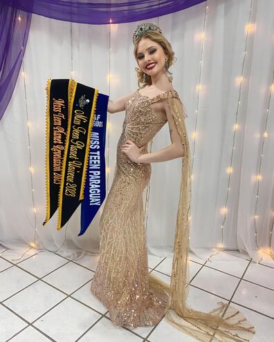 La jovencita Andrea Ruiz se alzó con la corona de Miss Teen Planet Universe 2023.