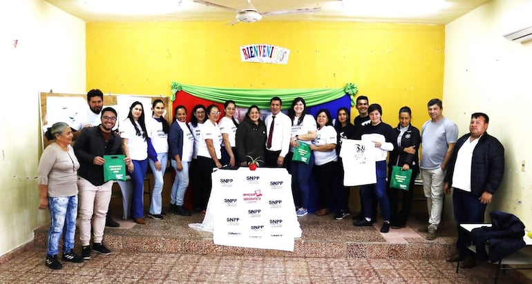 Egresados del curso de serigrafía textil desarrollado por el SNPP en Carapeguá.