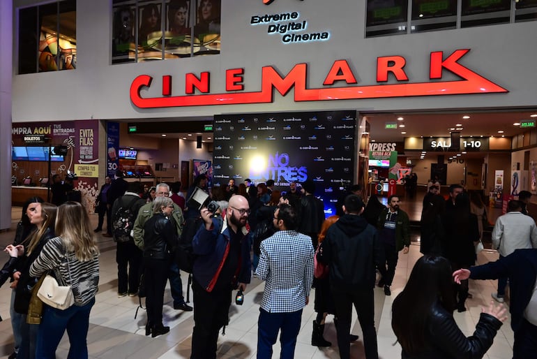 Integrantes del equipo de la película e invitados formaron parte de la proyección realizada anoche en el complejo Cinemark de Asunción. La película también se proyectó anticipadamente en Encarnación y esta noche será presentada en Ciudad del Este.