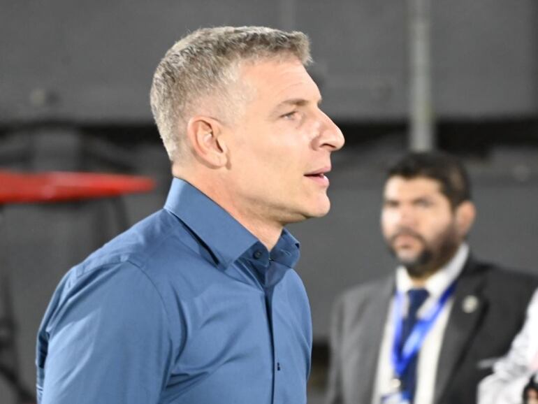 El argentino Martín Palermo, entrenador de Olimpia, en el partido frente a Sportivo Ameliano por la Fase Preliminar de la Copa Sudamericana 2024 en el estadio Defensores del Chaco, en Asunción.